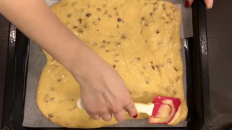 igulong ang kuwarta sa isang baking sheet